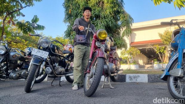 Anggota MACI Jogja saat menunjukkan beberapa motor tua di JEC, Banguntapan, Bantul, Sabtu(29/7/2023).