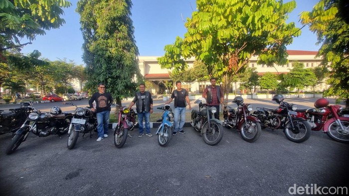 Anggota MACI Jogja saat menunjukkan beberapa motor tua di JEC, Banguntapan, Bantul, Sabtu(29/7/2023).