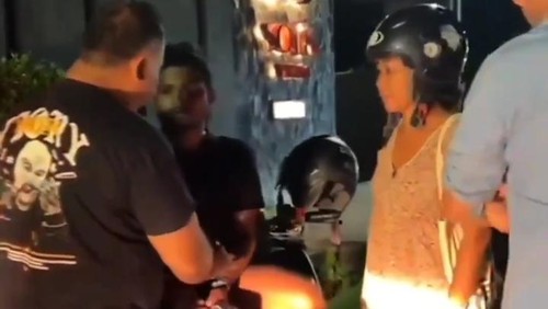 Anggota Polsek Kuta Utara menangkap WN India yang diduga mencuri tas bule Inggris di Canggu, Jumat (28/7/2023) malam. (Tangkapan layar)