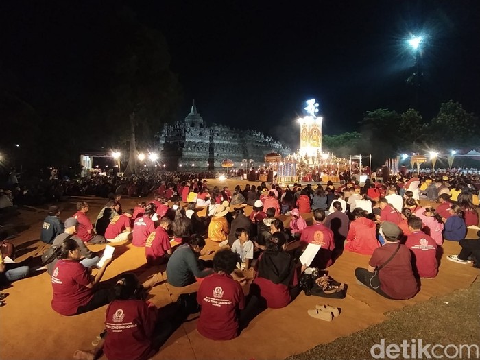 Ribuan umat Buddha melakukan upacara apihoma di Candi Borobudur, Sabtu (29/7/2023).