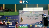 Tiyas meluapkan rasa gembira di lapangan usai menang 17-21, 21-17, 21-13 dalam partai 53 menit. Foto: Mercy Raya/detikcom