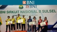 Pasangan Berlian Indah Pinastika/Malika Nur Aqilah yang menjadi juaranya nomor Ganda Anak-Anak Putri. Foto: Mercy Raya/detikcom