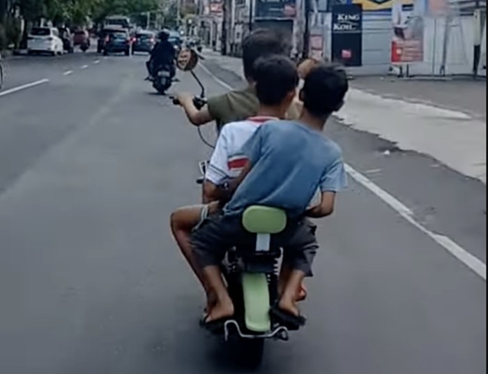 Bocil naik sepeda listrik.