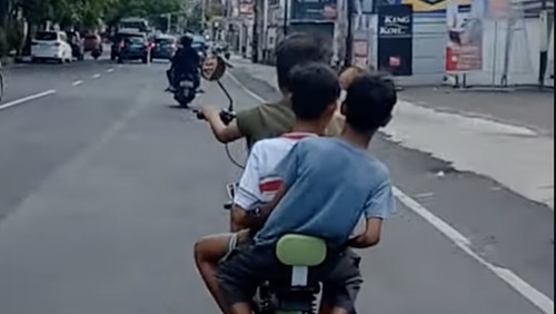 Bocil naik sepeda listrik.