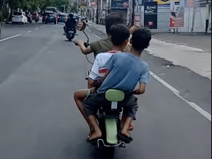 Bocil naik sepeda listrik.