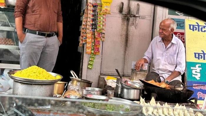 Bukan Demi Uang! Kakek Penjual Samosa Ini Semangat Jualan karena Ini