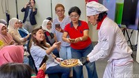 Tak ketinggalan chef Muto membagikan sampel pizza hangat kepada para peserta. Mereka antusias pula memotretnya.