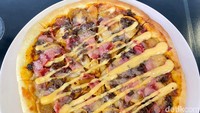 Ini dia pizza yang berhasil dibuat. Tampak menggugah selera ya dengan siraman mayonnaise?