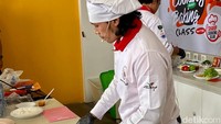 Pizza Meat Lovers seenak buatan restoran juga dibagikan tipsnya oleh chef Muto. Ia membagikan resepnya dari adonan.