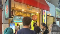 Karena sedang viral, Senior Coffee Stall pun selalu dipadati pengunjung yang penasaran dengan menu-menu mereka. Seperti ini suasanya kedainya. Foto: Detikcom / Atiqa Rana