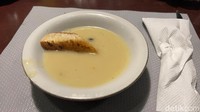 Selain main course, pengunjung bisa menikmati makanan pembuka berupa cream soup yang creamy. Foto: Detikcom / Atiqa Rana