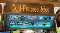 Di Pasar Santa, terdapat sebuah kedai kopi kecil yang akhir-akhir ini sedang viral. Namanya, Senior Coffee Stall dan dimiliki oleh pria berusia 75 tahun. Foto: Detikcom / Atiqa Rana
