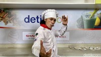 Chef Muto senang dengan cooking class kali ini karena pesertanya interaktif. Dia pun sering memamerkan pose kungfu.