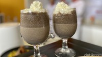 Resep minuman choco milkshake ini dibuat dengan paduan biskuit cokelat dan es krim. Disajikan dengan whipped cream agar makin enak.