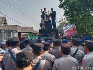 Geruduk Al-Zaytun, Massa Desak Polisi Tetapkan Panji Gumilang Tersangka