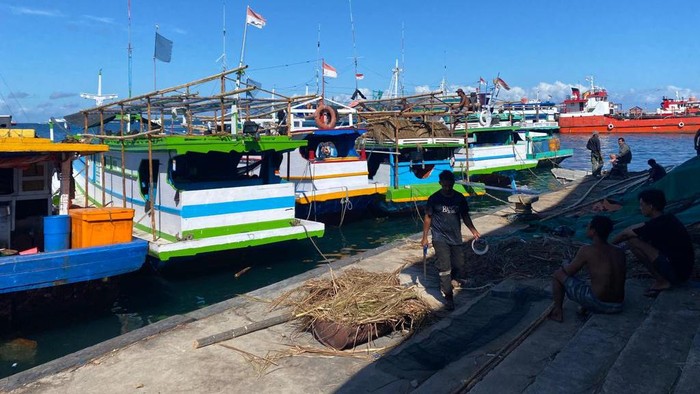Deretan kapal nelayan terparkir ketika tidak melaut karena gelombang tinggi di Sorong, Papua Barat.