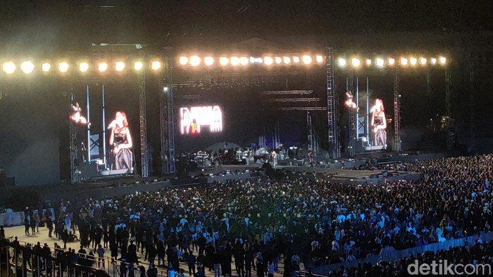 Dewa 19 berduet dengan Mahalini di konser bertajuk Dewa 19 Featuring All Stars Stadium Tour 2023 di Stadion Manahan, Sabtu (29/7/2023).