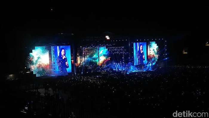 Penampilan Elli bersama Dewa 19 dalam konser bertajuk Dewa 19 Featuring All Stars Stadium Tour 2023, Sabtu (29/7/2023).