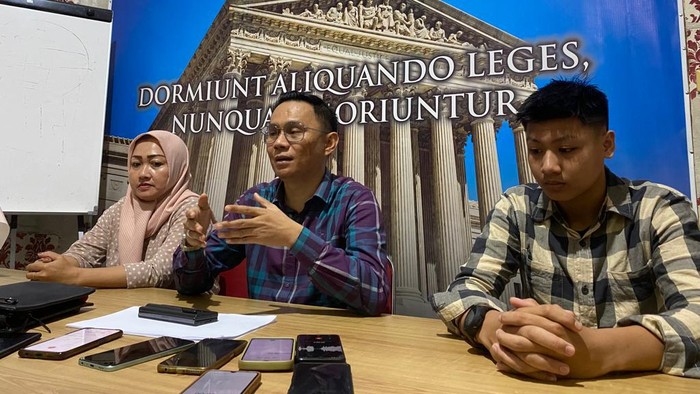 Doni Amansa bersama kuasa hukumnya saat jumpa pers perkembangan statusnya sebagai Paskibraka Nasional di Konawe, Sulawesi Tenggara.
