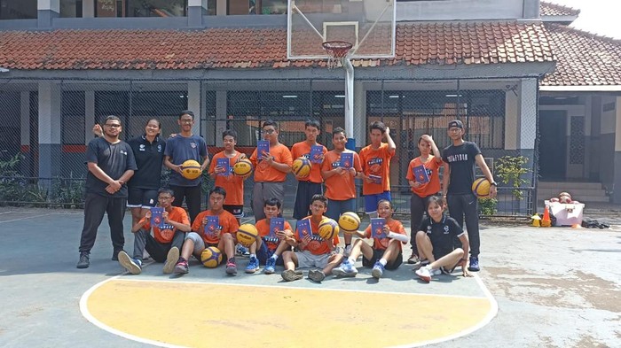 Program Youth Leader Basketball for Good sebagai rangkaian dari sosialisasi perhelatan FIBA World Cup 2023 di Indonesia, 25 Agustus - 3 September terus berlanjut. Jika sebelumnya para youth leaders menyambangi sekolah dasar negeri, kali ini mereka hadir bersama komunitas basket tuna rungu dari Ranger Basketball di Lapangan Basket Sekolah Adik Irma, Tebet, Sabtu (29/7/2023).