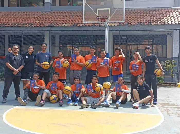 Program Youth Leader Basketball for Good sebagai rangkaian dari sosialisasi perhelatan FIBA World Cup 2023 di Indonesia, 25 Agustus - 3 September terus berlanjut. Jika sebelumnya para youth leaders menyambangi sekolah dasar negeri, kali ini mereka hadir bersama komunitas basket tuna rungu dari Ranger Basketball di Lapangan Basket Sekolah Adik Irma, Tebet, Sabtu (29/7/2023).