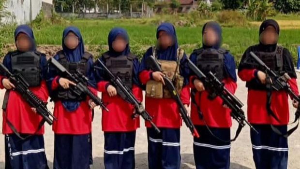 Foto siswi di Magetan pegang senjata laras panjang dan rompi antipeluru