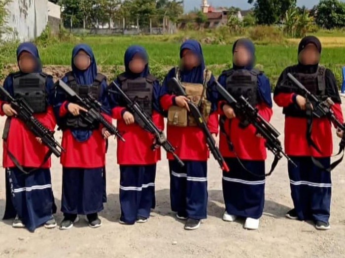 Foto siswi di Magetan pegang senjata laras panjang dan rompi antipeluru