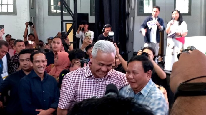Bakal calon presiden (bacapres) Koalisi Kebangkitan Indonesia Raya (KKIR) Prabowo Subianto dan  bakal capres PDIP Ganjar Pranowo hadir di acara BelajaRaya 2023. Keduannya terlihat kompak mengenakan kemeja bermotif kotak-kotak.