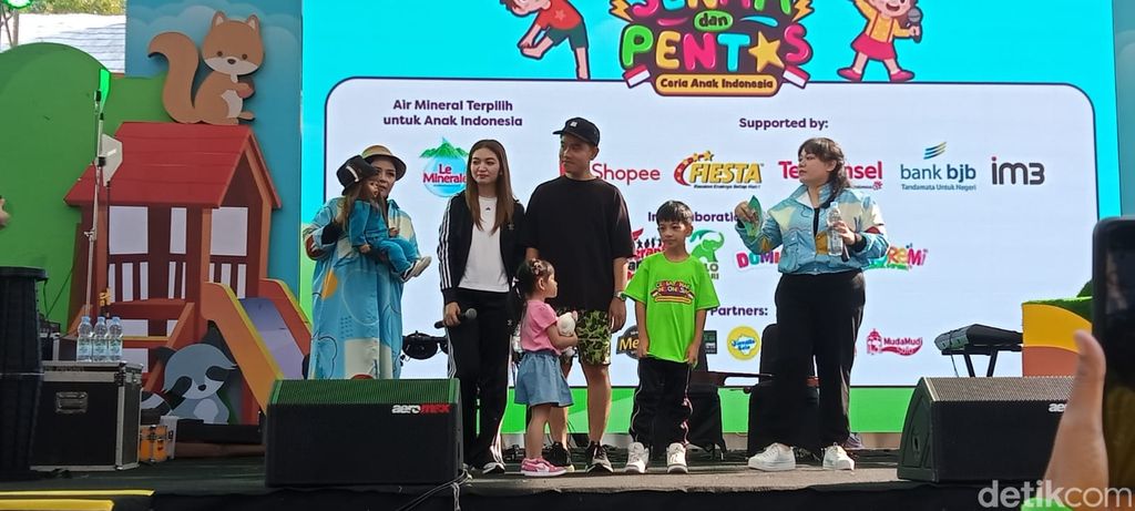 Gibran Rakabuming, Selvi Ananda dan kedua anaknya, Jan Ethes dan La Lembah Manah menjadi pusat perhatian peserta yang hadir pada Sabtu (29/7/2023) di acara Senam dan Pentas Ceria Anak Indonesia.