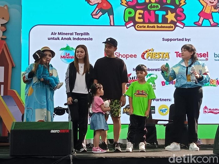Gibran Rakabuming, Selvi Ananda dan kedua anaknya, Jan Ethes dan La Lembah Manah menjadi pusat perhatian peserta yang hadir pada Sabtu (29/7/2023) di acara Senam dan Pentas Ceria Anak Indonesia.