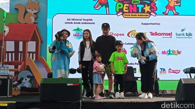 Gibran Rakabuming, Selvi Ananda dan kedua anaknya, Jan Ethes dan La Lembah Manah menjadi pusat perhatian peserta yang hadir pada Sabtu (29/7/2023) di acara Senam dan Pentas Ceria Anak Indonesia.