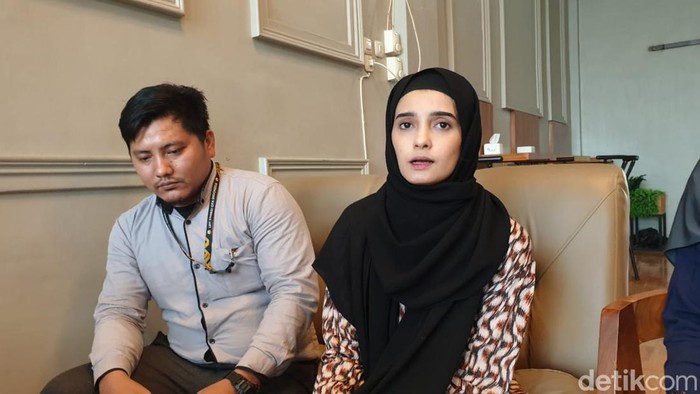 Hanan Hilal Badres (kanan) saat diwawancara dengan kuasa hukumnya. (Goklas Wisely/detikSumut).