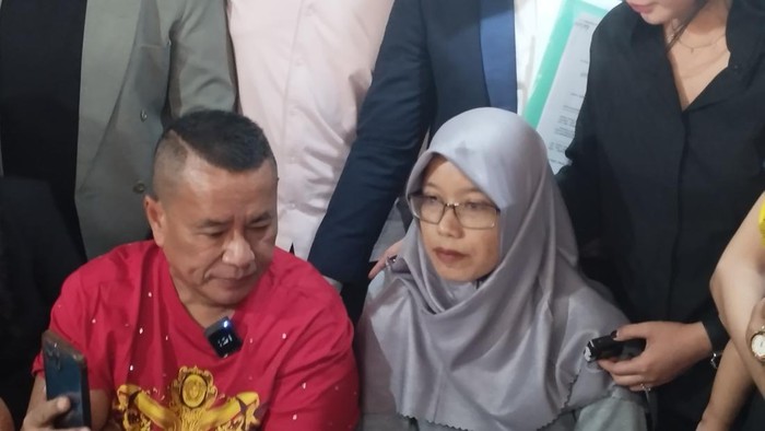 Ibu rumah tangga (IRT), Deasy Natalia, yang menyebut anaknya dilecehkan bapak kos, mengadu ke Hotman Paris.