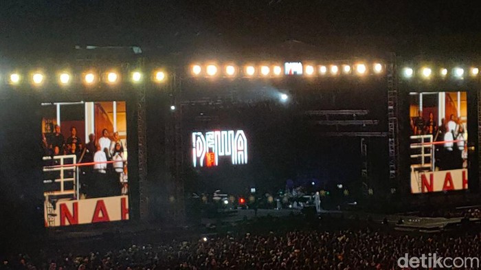 Ibu Negara Iriana Joko Widodo hadir menonton konser Dewa 19 di Stadion Manahan, Solo, Sabtu (29/7/2023).