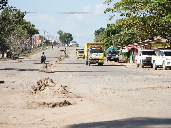 Jalan rusak di Kecamatan Pangkalan Banteng, Kabupaten Kotawaringin Barat, Kalimantan Tengah.