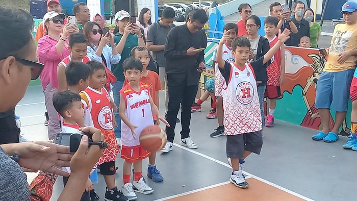 Jan Ethes saat bermain basket di Solo Techno Park, Sabtu (29/7/2023).
