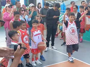 Memukau! Jan Ethes Unjuk Skill Basket saat FIBA Trophy Tour di Solo