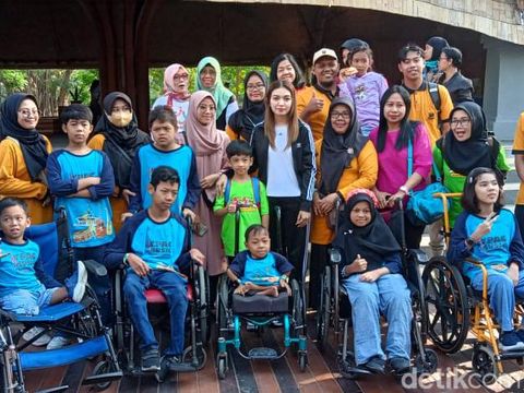 Jan Ethes dan Selvi Ananda jadi pusat perhatian di Senam dan Pentas Ceria Anak Indonesia.