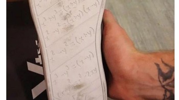 Contekan rumus di alas sepatu. Foto: istimewa