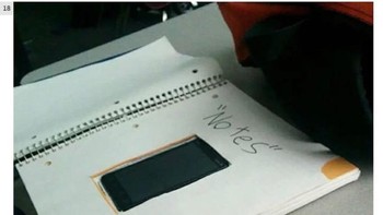 Ponsel untuk mencontek di buku catatan. Foto: istimewa