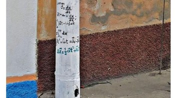 Contekan di tiang listrik di luar jendela kelas. Foto: istimewa