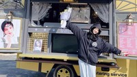 Mendapat perhatian yang besar dari penggemarnya, Jisoo dikirimkan food truck. Ia tersenyum lebar menyambut hadiah istimewa dari penggemarnya.  Foto: Instagram/sooyaa__