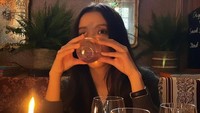 Sebelum mulai makan, Jisoo terbiasa meminum segelas air mineral. Hal ini juga dilakukan ketika ia menghadiri jamuan makan malam di sebuah restoran. Foto: Instagram/sooyaa__