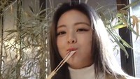 Sebagai seorang idola, Jisoo tak meninggalkan kebiasaannya yang hobi ngemil. Sepotong pizza dengan keju yang meleleh disantap dengan lahap. Foto: Instagram/sooyaa__