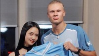 Ada Erling Haaland yang ternyata menjadi penggemar Jisoo BLACKPINK. Saat Manchester City berkunjung ke Korea Selatan, keduanya berfoto bersama dengan jersey khusus untuk Jisoo. Foto: Instagram/sooyaa__