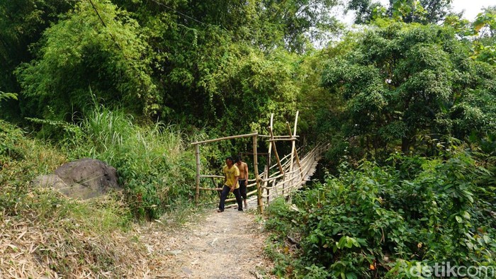 Desa Tampingrejo di Kecamatan Dlanggu, Kabupaten Mojokerto benar-benar ditinggalkan penduduknya. Kini hanya 2 rumah yang tersisa di kampung berjuluk Mojokoncot tersebut, sehingga disebut kampung hilang.