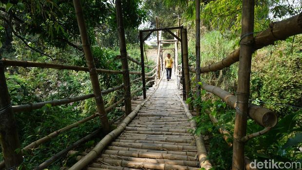 Desa Tampingrejo di Kecamatan Dlanggu, Kabupaten Mojokerto benar-benar ditinggalkan penduduknya. Kini hanya 2 rumah yang tersisa di kampung berjuluk Mojokoncot tersebut, sehingga disebut kampung hilang.