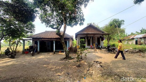 Desa Tampingrejo di Kecamatan Dlanggu, Kabupaten Mojokerto benar-benar ditinggalkan penduduknya. Kini hanya 2 rumah yang tersisa di kampung berjuluk Mojokoncot tersebut, sehingga disebut kampung hilang.