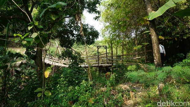 Desa Tampingrejo di Kecamatan Dlanggu, Kabupaten Mojokerto benar-benar ditinggalkan penduduknya. Kini hanya 2 rumah yang tersisa di kampung berjuluk Mojokoncot tersebut, sehingga disebut kampung hilang.