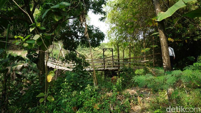 Kampung Hilang di Mojokerto Desa Tampingrejo di Kecamatan Dlanggu, Kabupaten Mojokerto benar-benar ditinggalkan penduduknya. Kini hanya 2 rumah yang tersisa di kampung berjuluk Mojokoncot tersebut, sehingga disebut kampung hilang.
